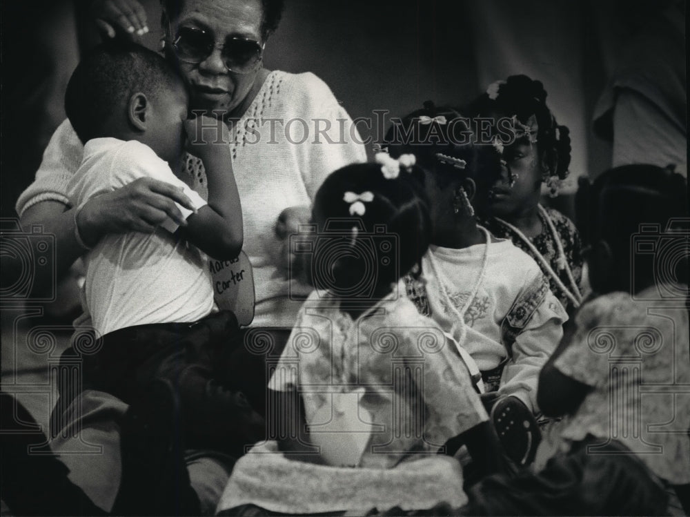 1991 Press Photo Ruby Harris hugs Marcus Carter during his first day of school - Historic Images