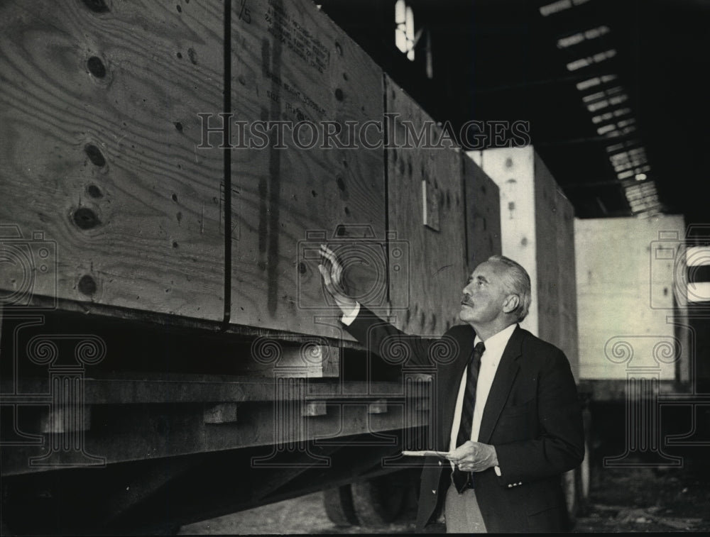 1988 Press Photo Bentley Packaging Corp. Vice-Pres. James Bach checks shipments - Historic Images