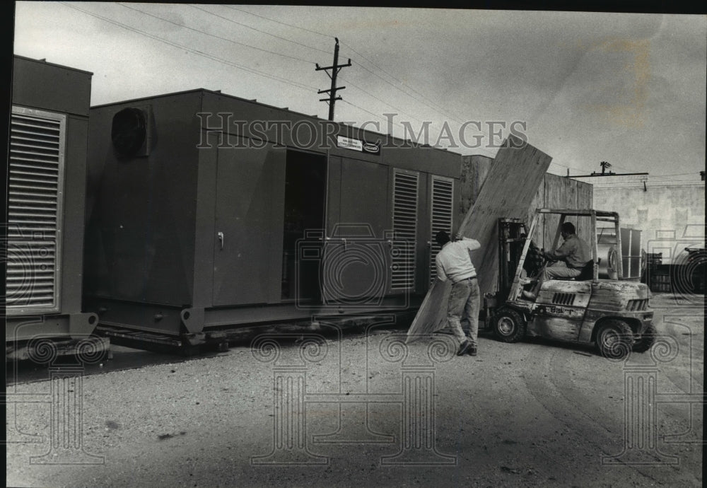 1991 Press Photo Bentley World Packaging workers board up engine to Argentina - Historic Images