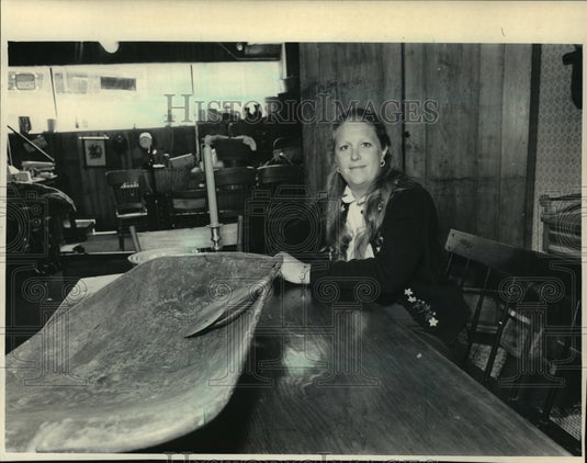 1985 Press Photo Leslie Barkow of the University Lake Country Antiques Show - Historic Images