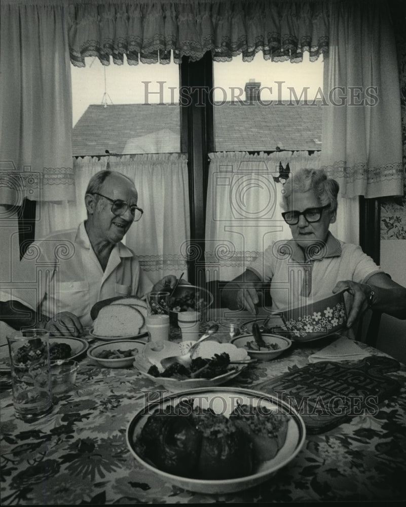 1984 Press Photo Sam and Bernadine Szpiszar of Milwaukee enjoy a beautiful meal-Historic Images