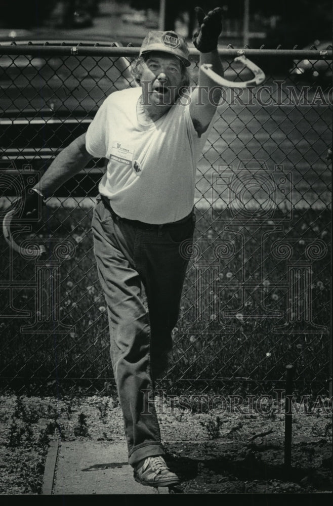 1985 Press Photo Ray Billhartz pitched horseshoes at Wisconsin Senior Olympics-Historic Images