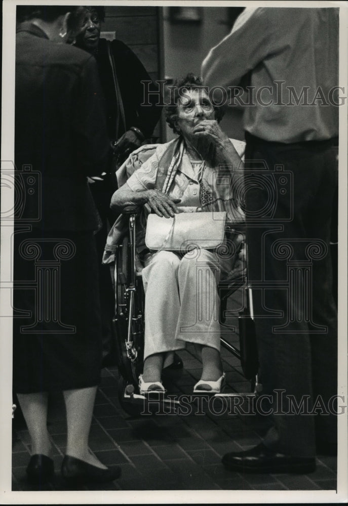 1992 Press Photo Virginia Pavela, listens outside a crowded hall at Waukesha - Historic Images