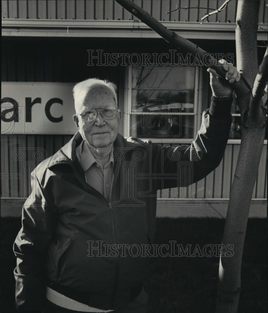 1986 Press Photo Allen Kennedy stood with the tree he donated-Historic Images