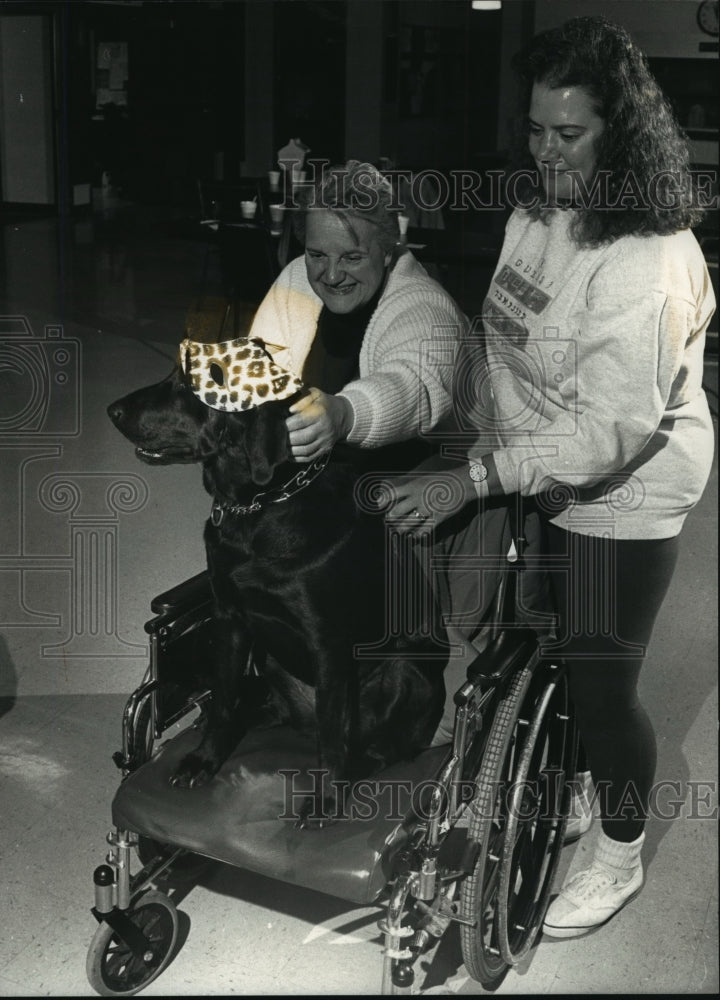 1991 Press Photo Erma Lane w/ pet from pet therapist at Shorewood Nursing Home - Historic Images