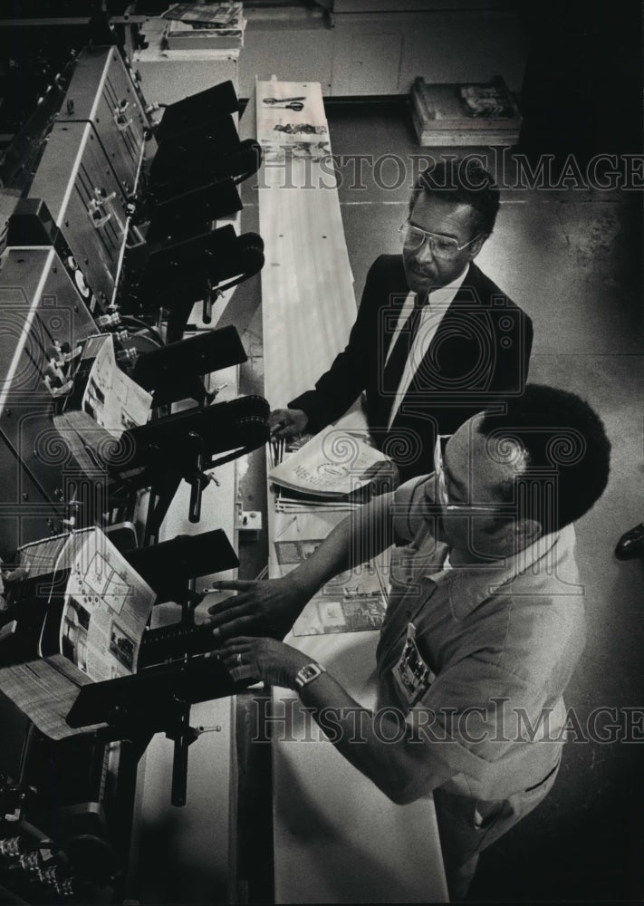 1989 Press Photo Harold Washington, Walter L. Johnson at Calvary Bindery Service - Historic Images