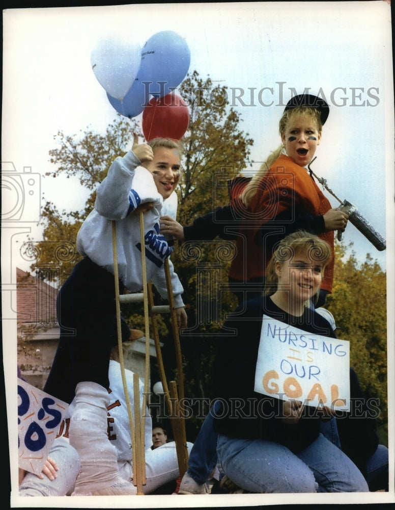 1993 Press Photo Julie Arentz on Nursing School Float of Carol College-Historic Images