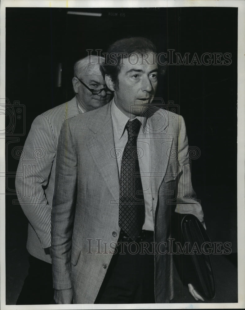 1975 Press Photo Walter F. O&#39;Connor followed his attorney, David J. Cannon-Historic Images