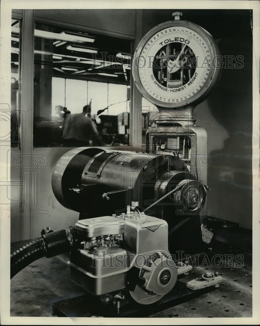 1981 Press Photo Test model of a Briggs & Stratton engine w/ new starter - Historic Images
