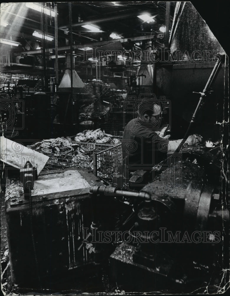 1973 Press Photo Briggs & Stratton, Aluminum Foundry Area - mja09309 - Historic Images