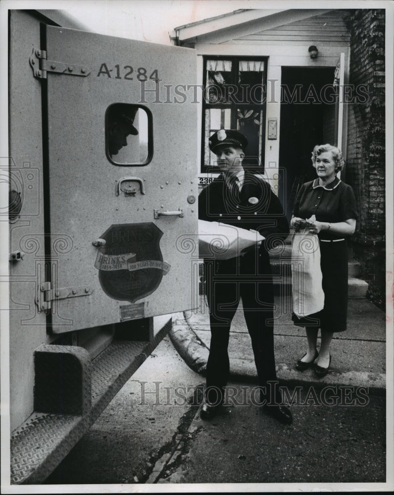 1960 Press Photo Brinks Inc. armed guards picked up donation collection kits-Historic Images