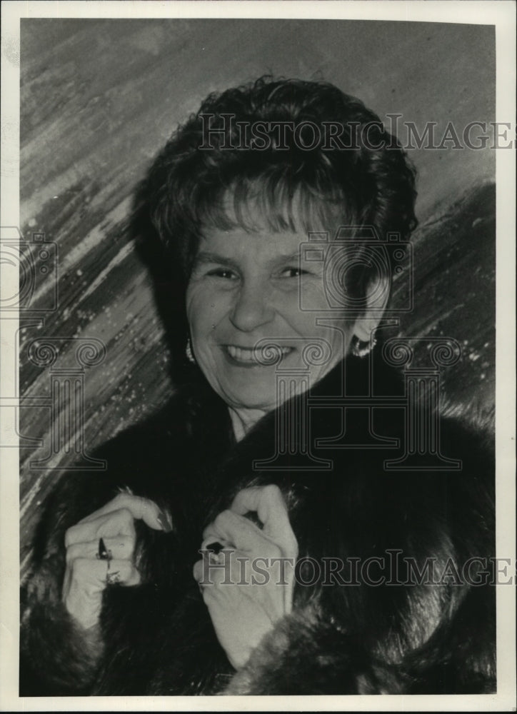 1992 Press Photo Betty Brinn donated to Boys & Girls Club of Greater Milwaukee - Historic Images