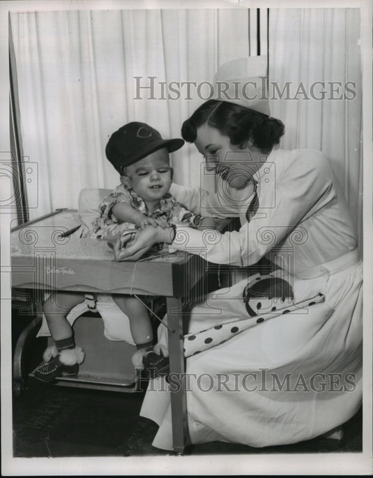1953 Press Photo Nurse Phyllis Schilleman with Rodney Dee Brodie in Chicago - Historic Images