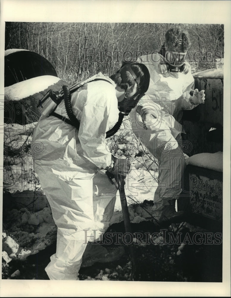 1987 Press Photo Digging 12 containers at Town of Bristol apartment complex - Historic Images