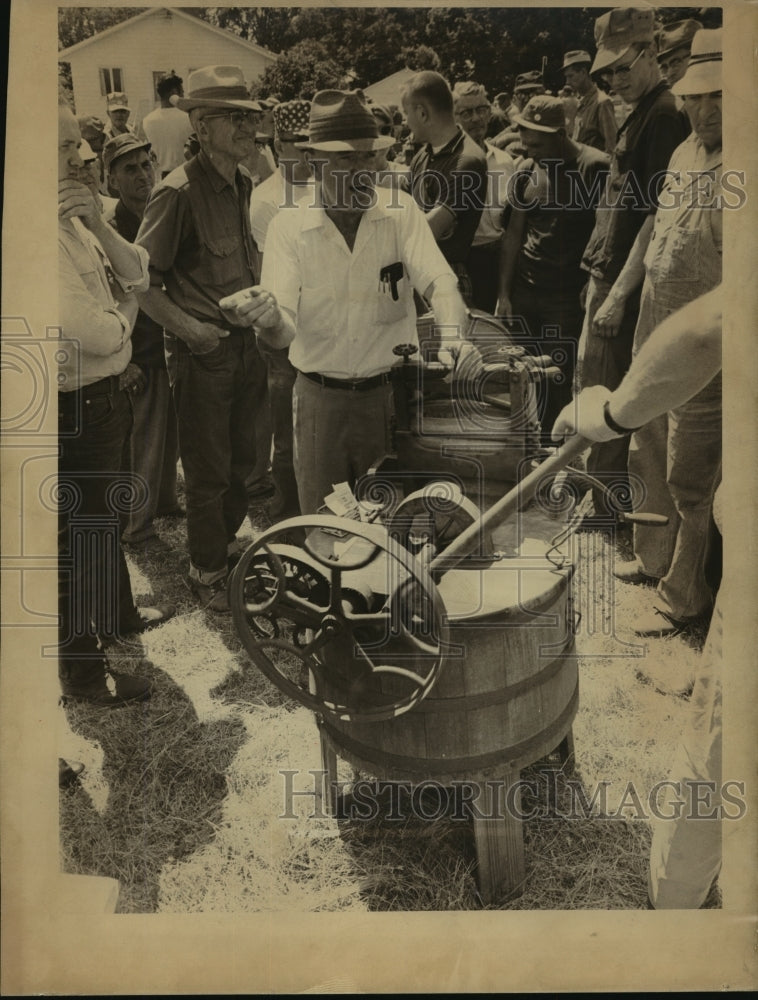 1967 Press Photo Auctioneer Joseph Donahoe with old washing machine - mja09377-Historic Images