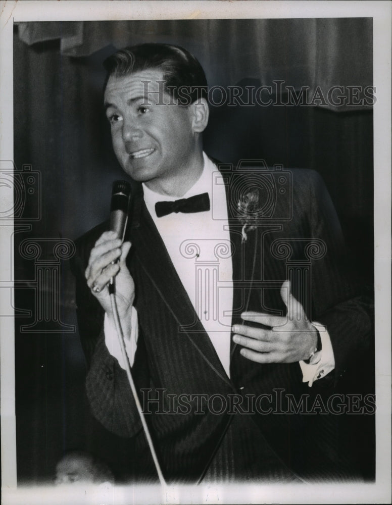 1962 Press Photo one time child film star Bobby Breen sings at Grossingers, NY-Historic Images