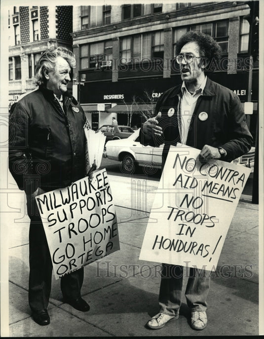 1988 Press Photo Robert Braun and Don Timmerman at the Reuss Federal Plaza-Historic Images