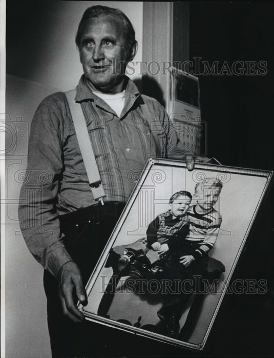 1972 Press Photo William Bremer held a photograph of two of his children - Historic Images