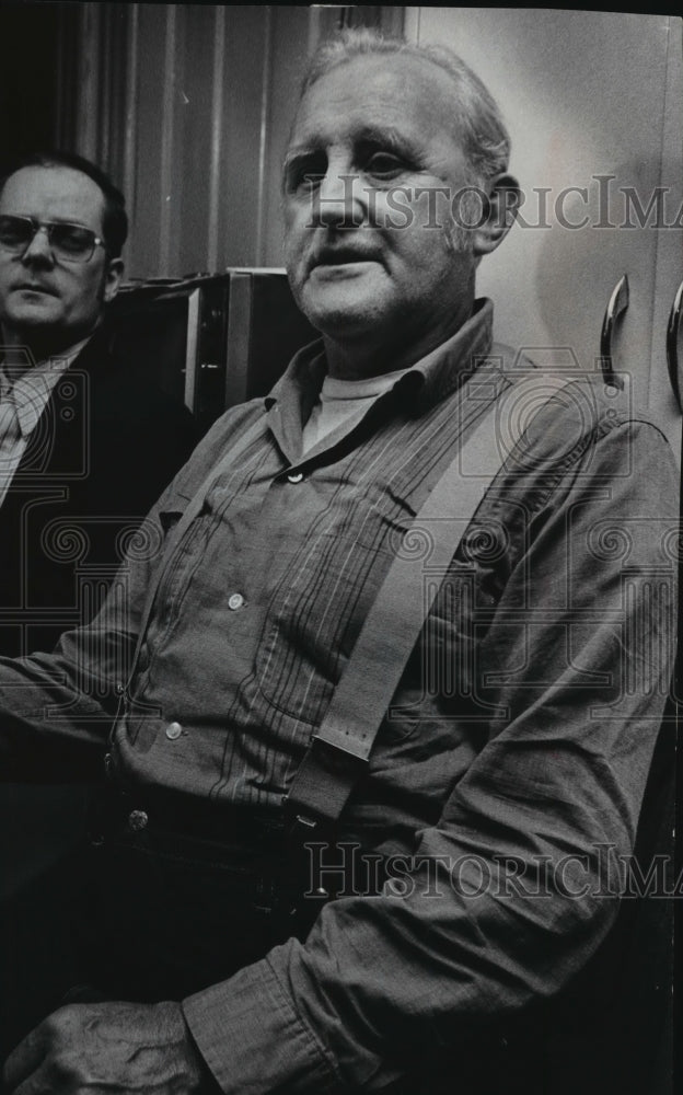 1972 Press Photo William Bremer talked with newsmen in the kitchen of his home - Historic Images