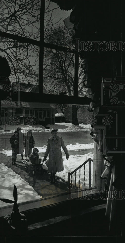 1993 Press Photo John Bernaden & his family campaign door to door in Milwaukee - Historic Images