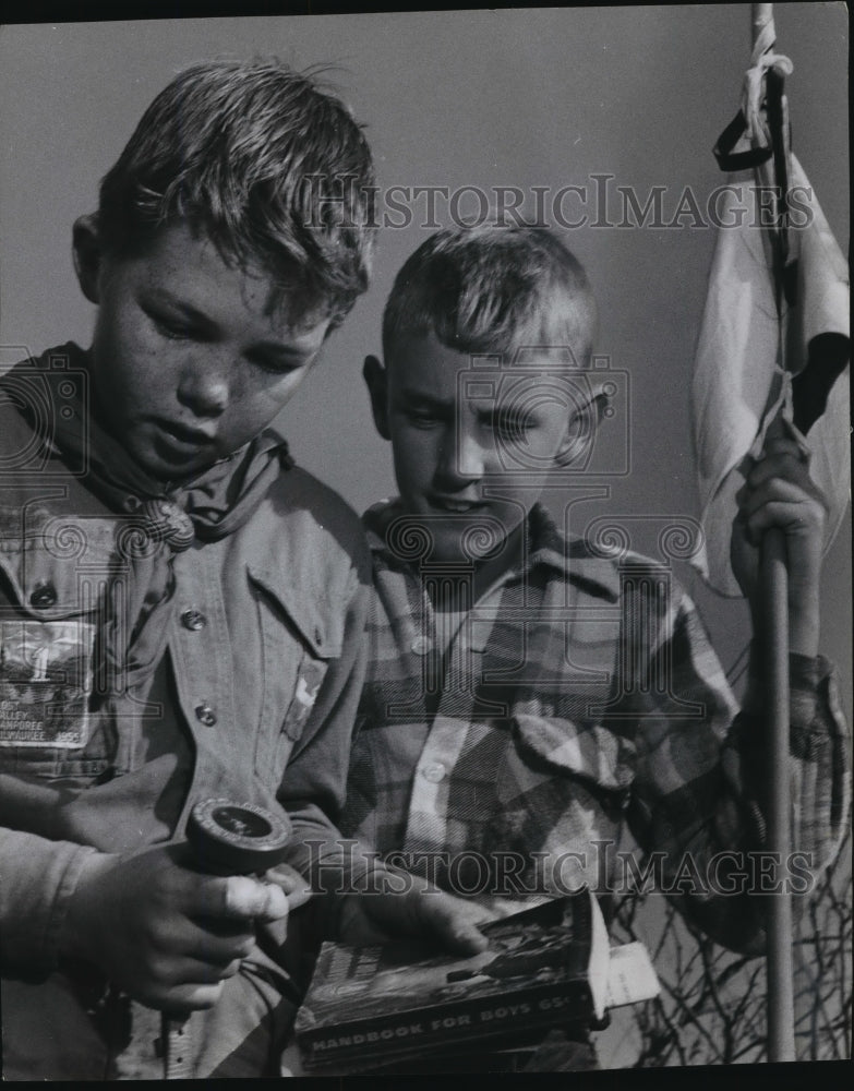 1955 Press Photo Boondoggle campers were kept busy with scouting problems - Historic Images