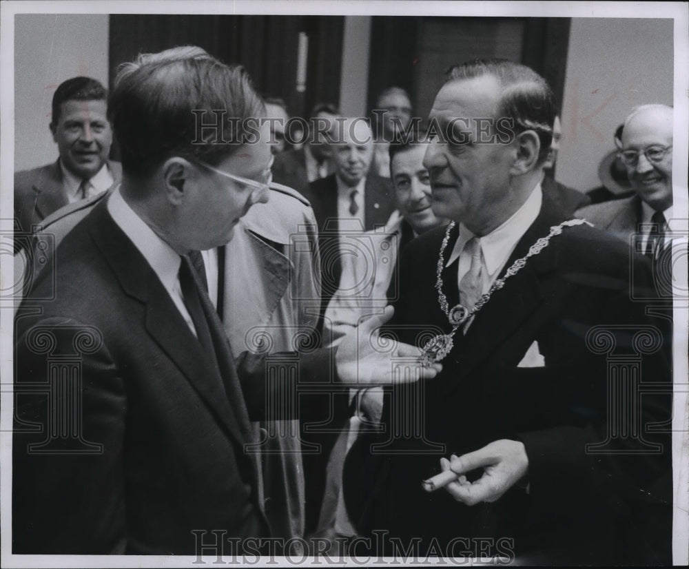 1957 Mayor Ziedler examined Mayor Briscoe&#39;s badge of office - Historic Images