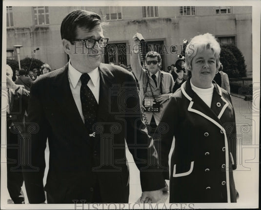 1974 Press Photo Charles W Colson, former White House aide & his wife - Historic Images