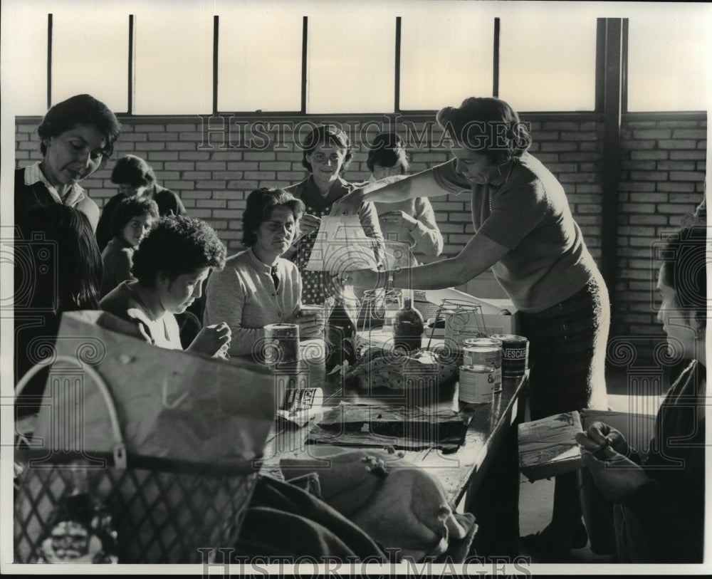 1964 Press Photo Chilean women at Poblacion San Rafael Government housing Proj-Historic Images