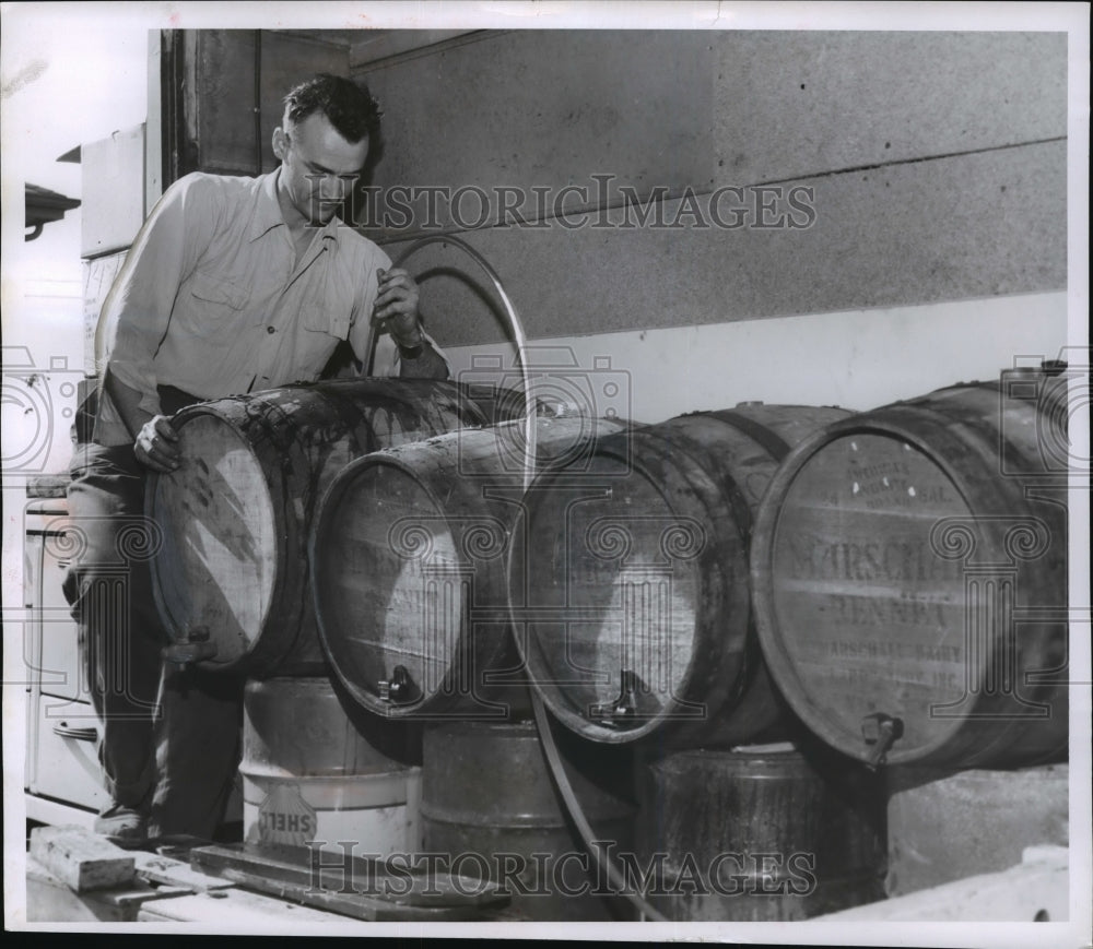 1965 Press Photo The orchard owner ran the finished cider into 55 gallon barrels-Historic Images