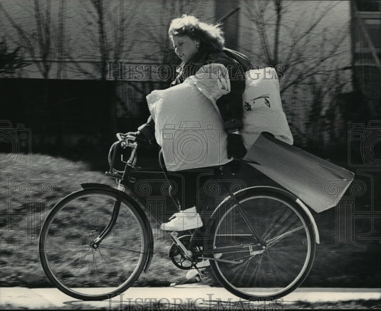 1986 Press Photo A bicyclist raced along Milwaukee's East Side - mja09714 - Historic Images