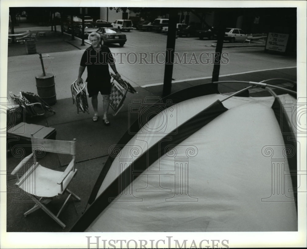 1993 Press Photo Dave Begel camping out to see the Great Circus Parade-Historic Images