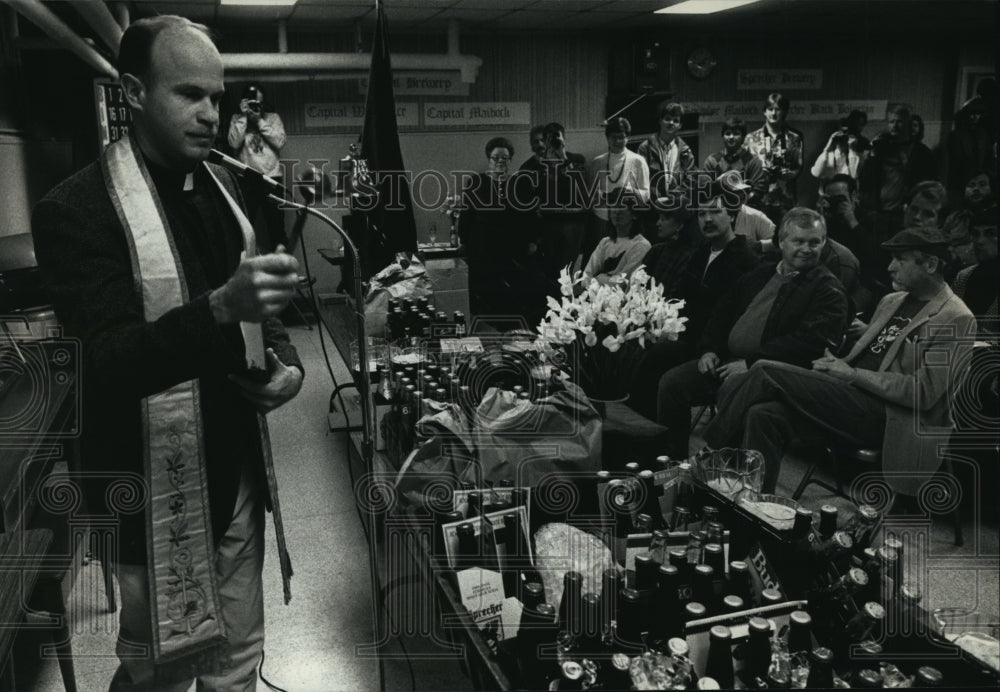 1991 Press Photo Father Michael G. Barrett blesses bock beer at St. Casimir Sch.-Historic Images