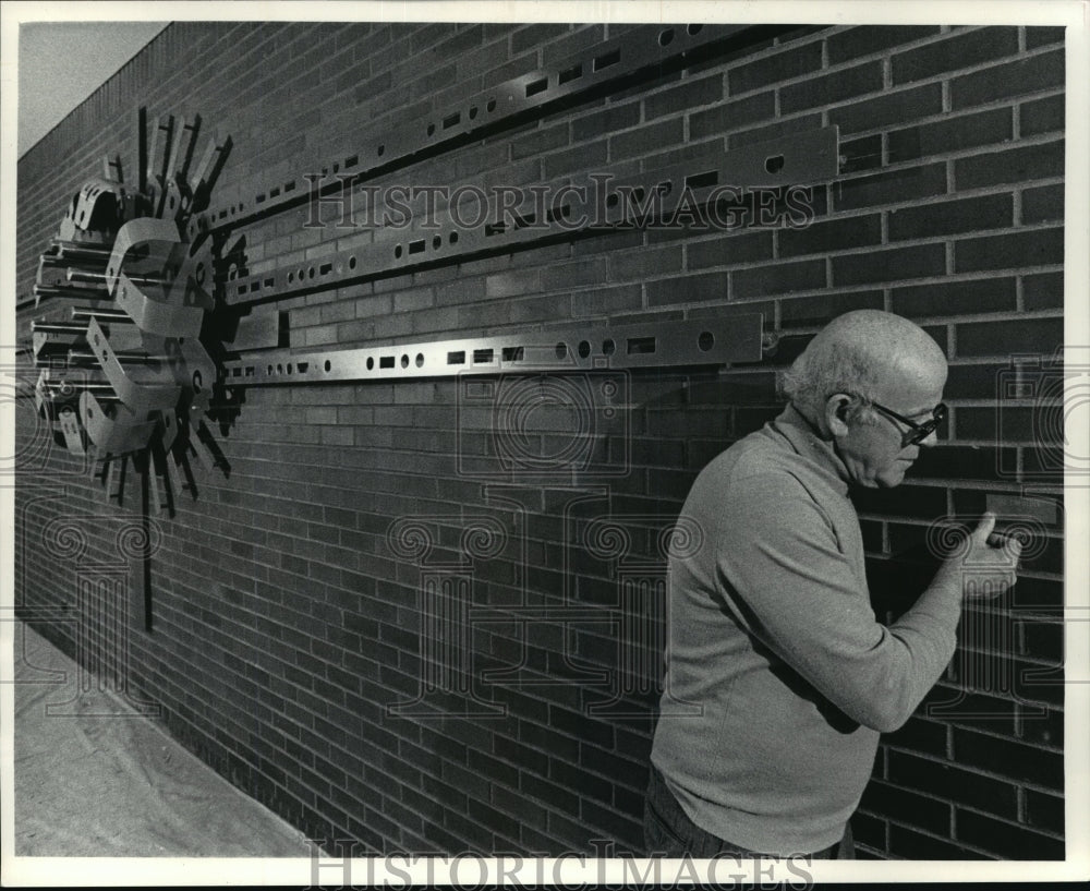 1984 Press Photo Guido Brink installing sculpture at Loyola University - Historic Images