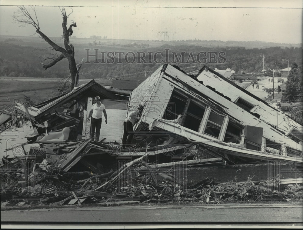 1984 Press Photo Two men looked for dead &amp; injured in the wreckage of a house - Historic Images