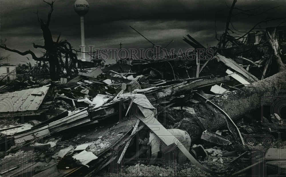 1984 Press Photo Gale Manteufel crawled through wreckage of his Barneveld home-Historic Images