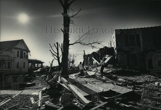 1984 Press Photo The scene of destruction as residents searched for belongings - Historic Images
