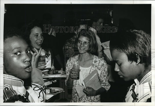 1994 Press Photo Julie Bednarek talks to Marshall High School band members-Historic Images