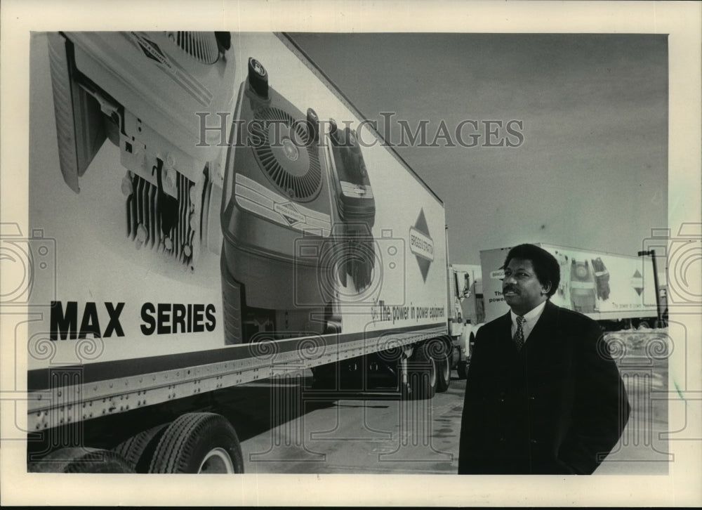 1985 Press Photo George R. Thompson, manager of corporate communicatio ...