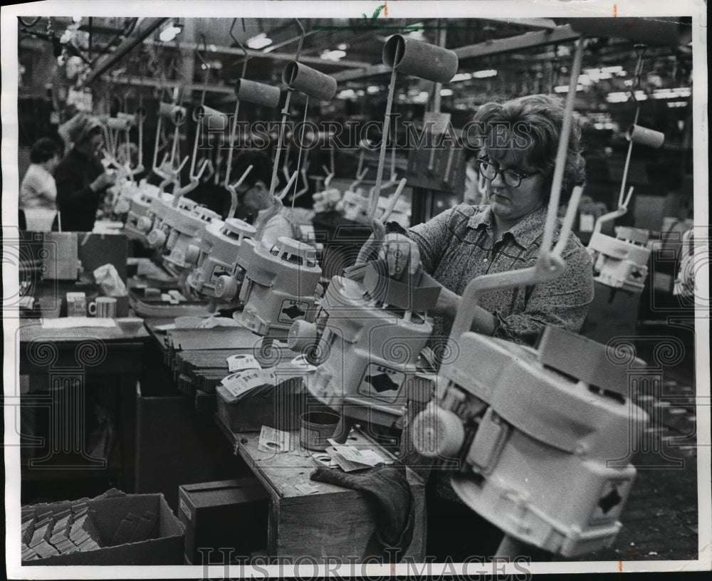 1973 Press Photo Briggs &amp; Stratton, picking engines - mja09915 - Historic Images