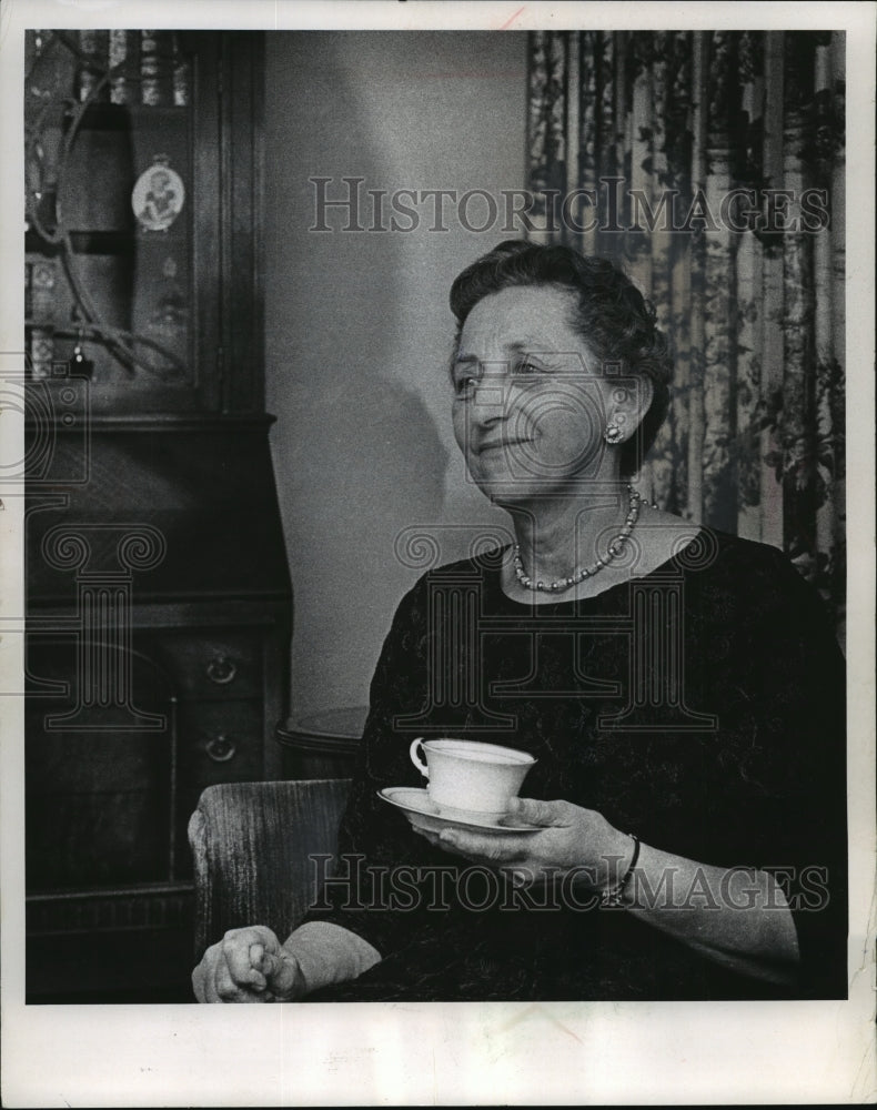 1963 Press Photo Mrs George Currie, wife Chief Justice of Wisconsin Supreme Crt - Historic Images