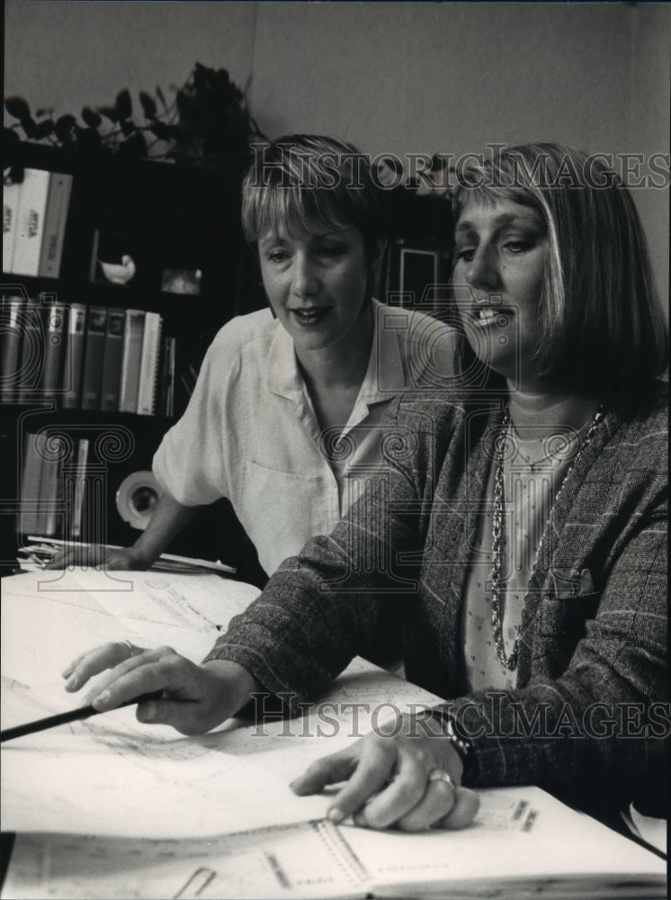 1992 Press Photo Secretary Karen Green is considered by attorney Pam Barker - Historic Images