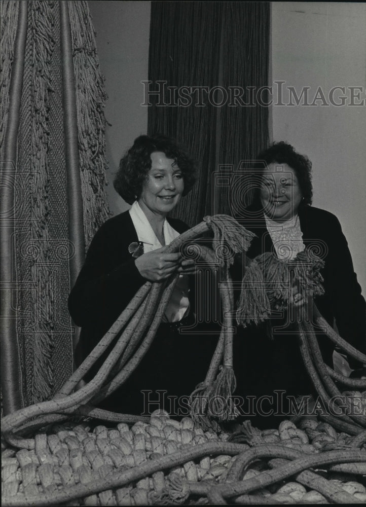 1986 Press Photo Project assistant Karen Olsen and curator Jane Brite - Historic Images