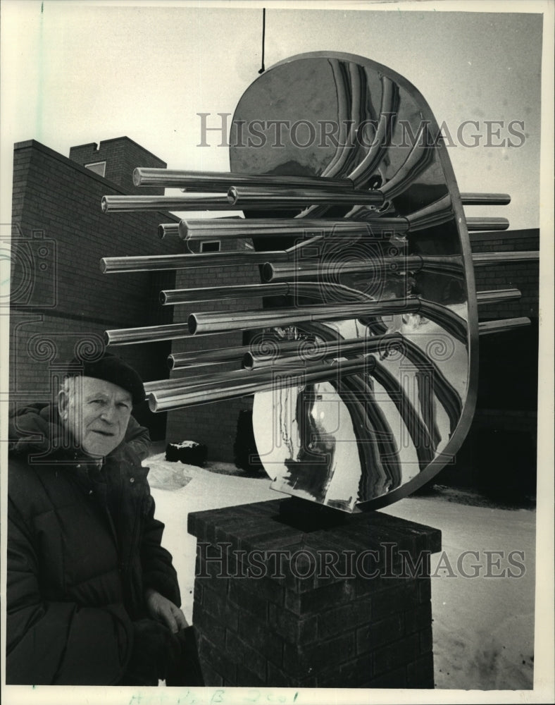 1988 Press Photo Guido Brink with his new sculpture, Deflected Jets - mja10034 - Historic Images