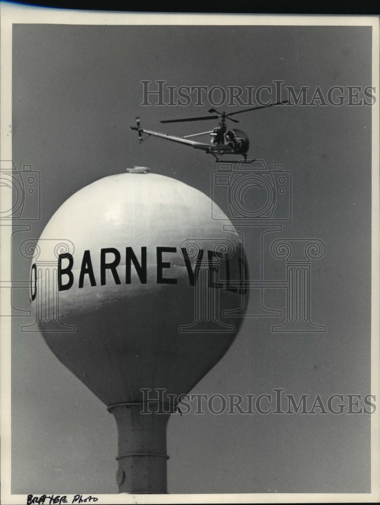 1984 Press Photo Pilot Searless flew over the water tower of Barneveld, Wis - Historic Images