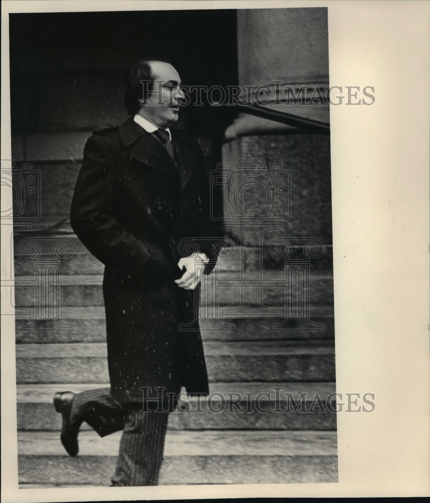 1983 Press Photo John Balistrieri as he leaves the building for the verdict-Historic Images