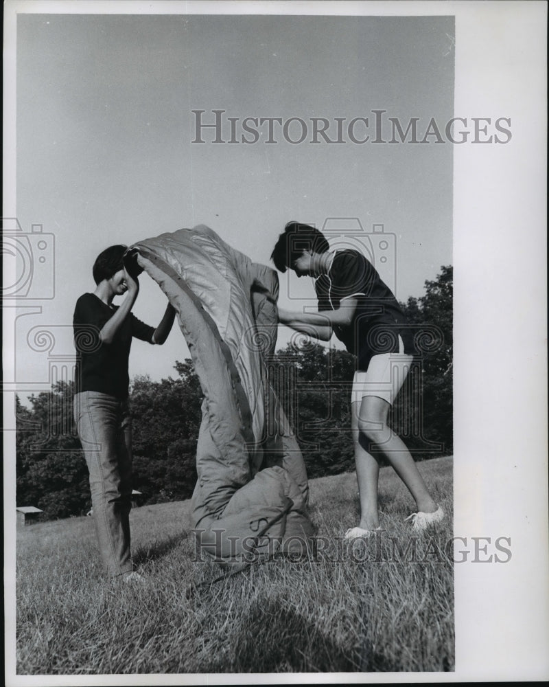 1966 Press Photo Ardis Cornine &amp; Pat Connors, setting up their camp - mja10148 - Historic Images