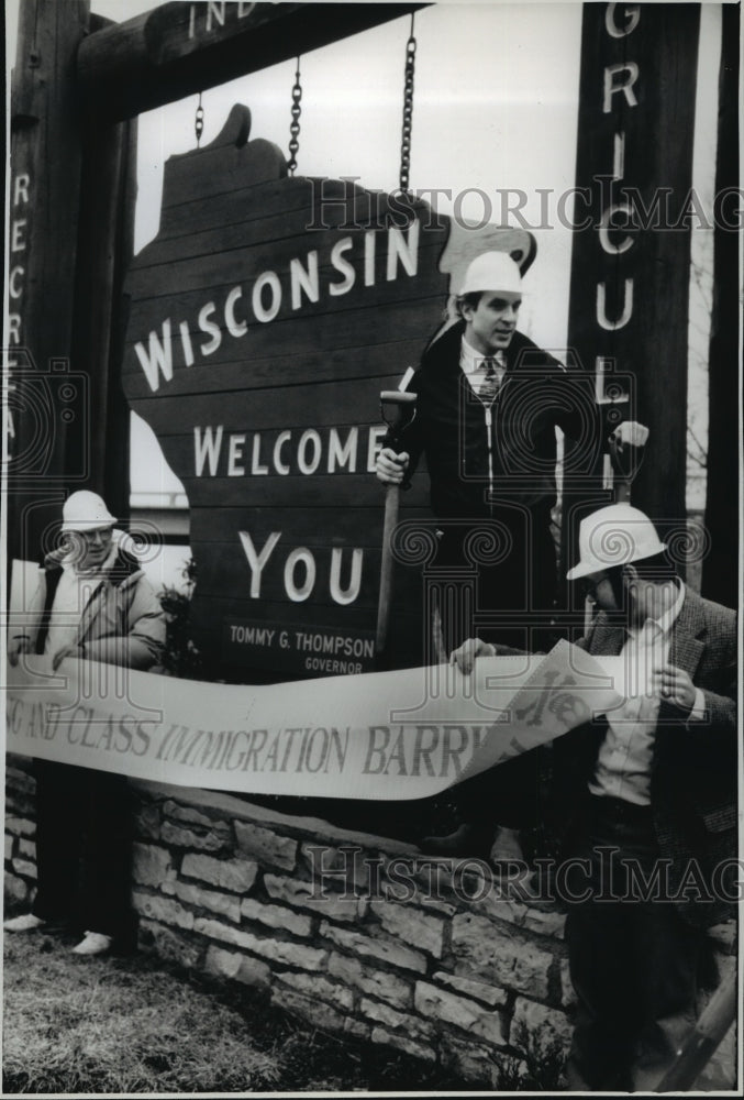 1989 Press Photo Joseph Volk and others protesting in Kenosha County - mja10174 - Historic Images