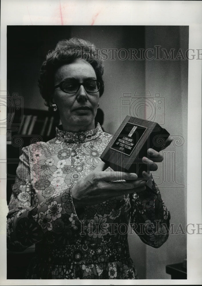 1973 Press Photo Milwaukee Library chief Mrs. Dorcas Vlcansky cited for her work-Historic Images