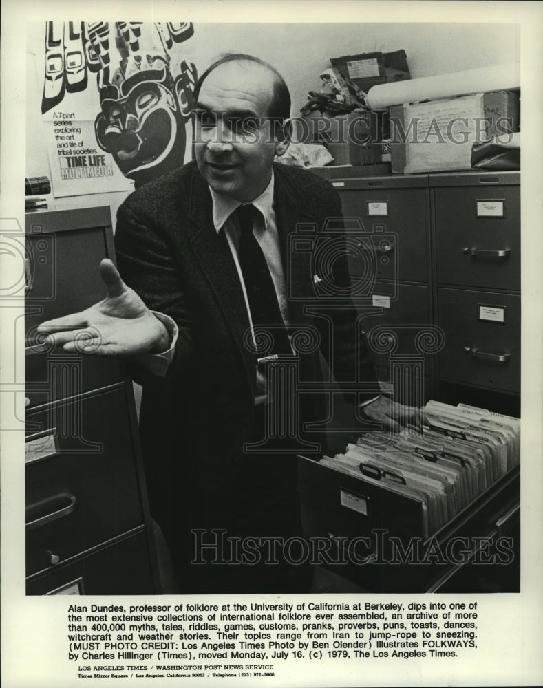 1979 Press Photo Alan Dundes showing the collections of international folklore - Historic Images