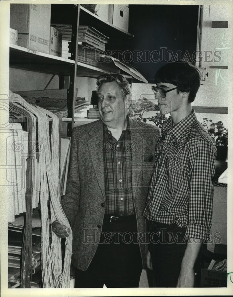 1983 Press Photo Port Washington teacher Frank Braun &amp; student Tom Lanser-Historic Images